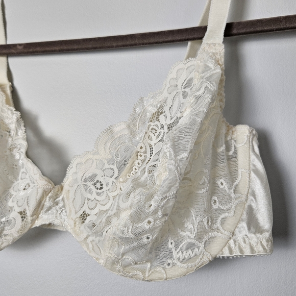 VINTAGE OLGA Cream Unlined Lace Bra 38C Wired Style 33080 - Picture 2 of 7